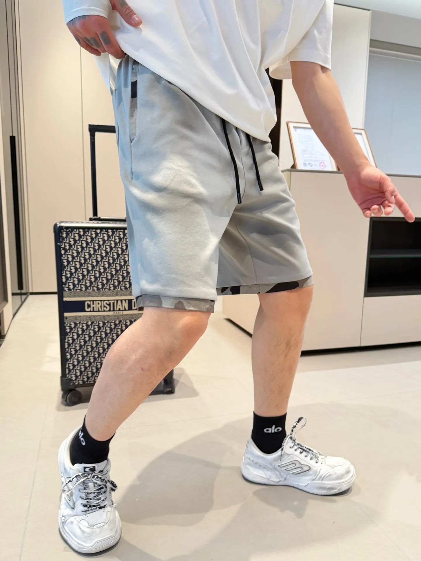Balenciaga's three-standard complete 2026 summer New Arrival men's casual shorts, advanced custom-made Breathable fabric, Breathable fabric, extremely stretchy and comfortable, impeccable details, top-grade accessories, original logo design concept, delicate and soft feel! The upper body fit is awesome! Size: M-XXXL Please state your height and weight when ordering